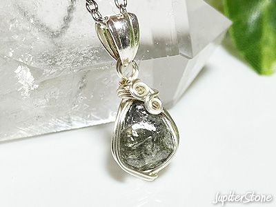 Natu-Diamond-wire-pendant2
