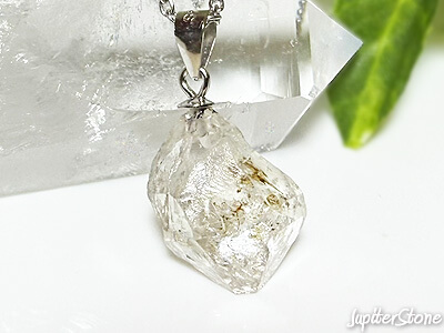 oil-in-quartz-pendant-2024-11