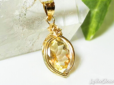 golden-labradorite-wire-pendant-2024-11-a