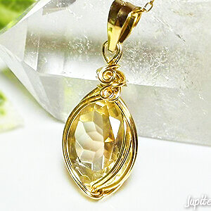 golden-labradorite-wire-pendant-2024-11-a