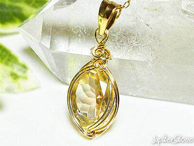 golden-labradorite-wire-pendant-2024-11-a