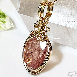 pinkmica-in-quartz-pendant-2025-10-a