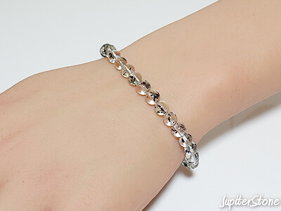 hematite-in-quartz-bracelet-2025-11-a